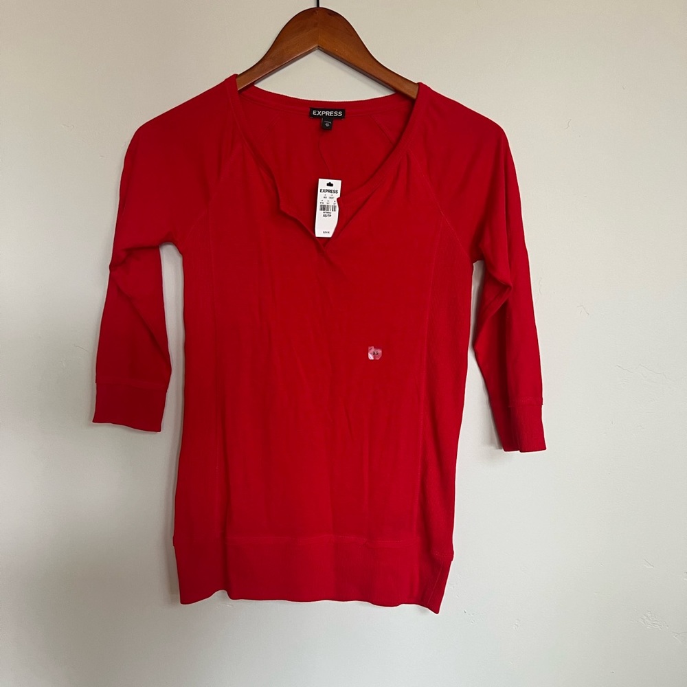 T shirt with 2/3 sleeves.
